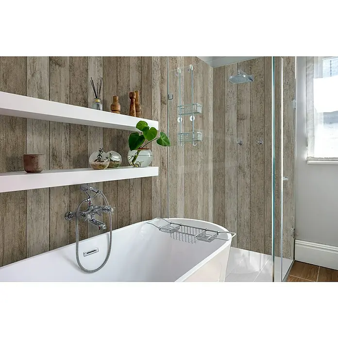 Bariperfil Revestimiento de pared de PVC Floral Wood - 260 x 33,3 cm, Floral Wood - Interior de baño elegante con bañera exenta, estanterías de estilo y una moderna cabina de ducha con paredes de aspecto de madera para un ambiente relajante.