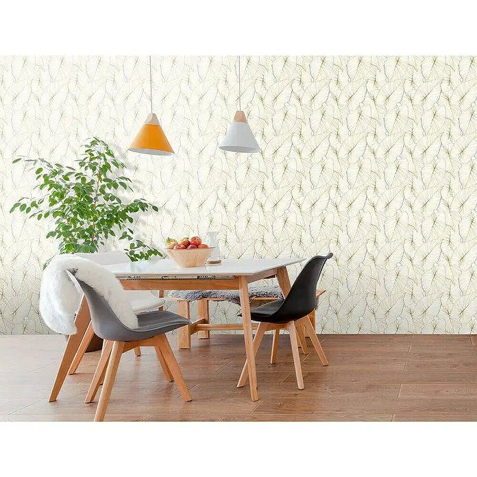 Bariperfil Revestimiento de pared de PVC Botánica - 260 x 33,3 cm, Beige - Comedor con mesa blanca, sillas grises y negras, y papel pintado con motivos de hojas iluminado por lámparas colgantes.