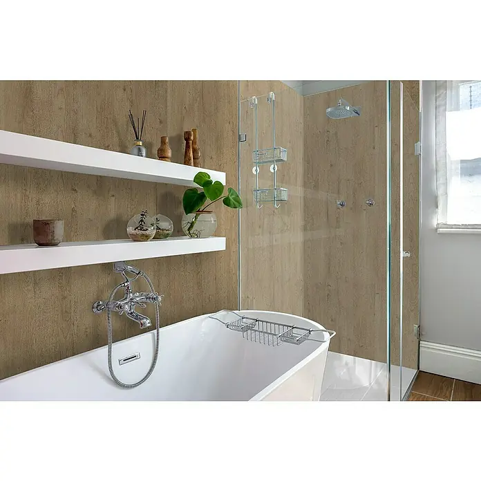 Bariperfil Revestimiento de pared de PVC Roble Toffee - 260 x 33,3 cm, Roble Toffee - Un baño luminoso con estantes blancos adornados con decoraciones y una bañera elegante, creando un espacio acogedor para la relajación.