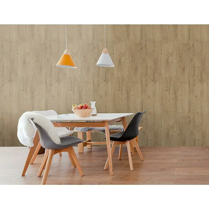 Bariperfil Revestimiento de pared de PVC Roble Toffee - 260 x 33,3 cm, Roble Toffee - Una mesa de comedor con sillas debajo de dos lámparas colgantes. El diseño minimalista se ve realzado por la pared de madera al fondo.