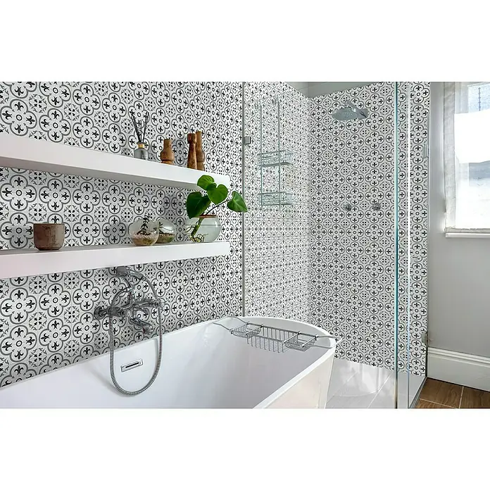 Bariperfil Revestimiento de pared de PVC Arctic Tile - 260 x 33,3 cm, Gris - Un baño moderno con azulejos estampados, estantes blancos, una bañera y una cabina de ducha para una experiencia relajante.