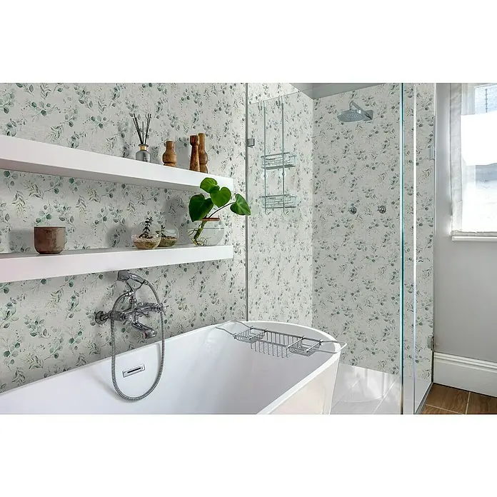 Bariperfil Revestimiento de pared de PVC Eucaliptus - 260 x 33,3 cm, Eucaliptus - Baño luminoso con bañera exenta, estantes blancos y papel pintado con motivos florales para un ambiente relajante.