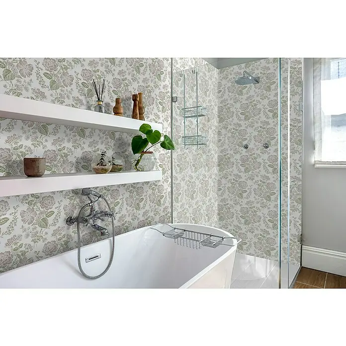 Bariperfil Revestimiento de pared de PVC Garden - 260 x 33,3 cm, Multicolor - Baño con papel pintado floral, estantes blancos y bañera. El papel pintado agrega un toque romántico a la habitación.