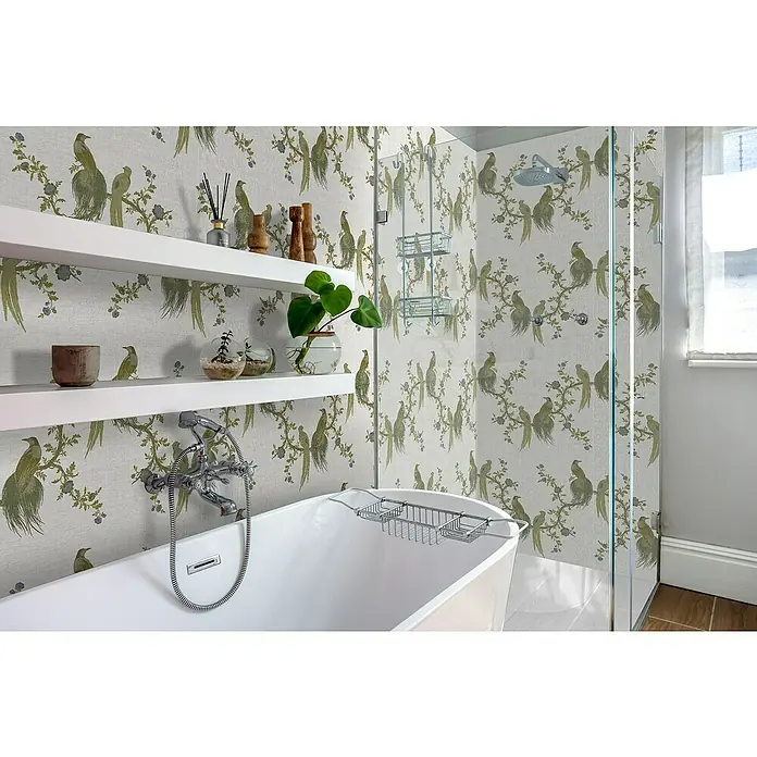Bariperfil Revestimiento de pared de PVC Sewbirds - 260 x 33,3 cm, Blanco/Verde - Un baño con una bañera independiente, estanterías blancas y una ducha de vidrio decorada con papel pintado con estampado de pájaros.