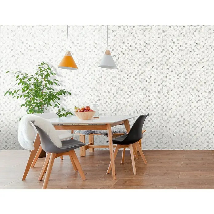 Bariperfil Revestimiento de pared de PVC Marmólico - 260 x 33,3 cm, Marmolico - Un comedor con una mesa y sillas frente a una pared cubierta de mosaicos blancos. Dos lámparas colgantes iluminan el espacio.