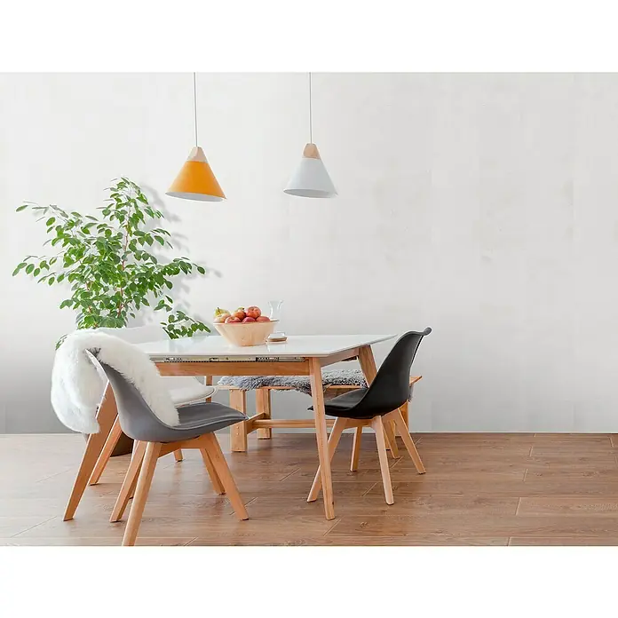 Bariperfil Revestimiento de pared de PVC Stucco - 260 x 33,3 cm, Grey Stucco - Una mesa de comedor con un frutero, rodeada de sillas y lámparas colgantes coordinadas por colores, creando un ambiente acogedor.