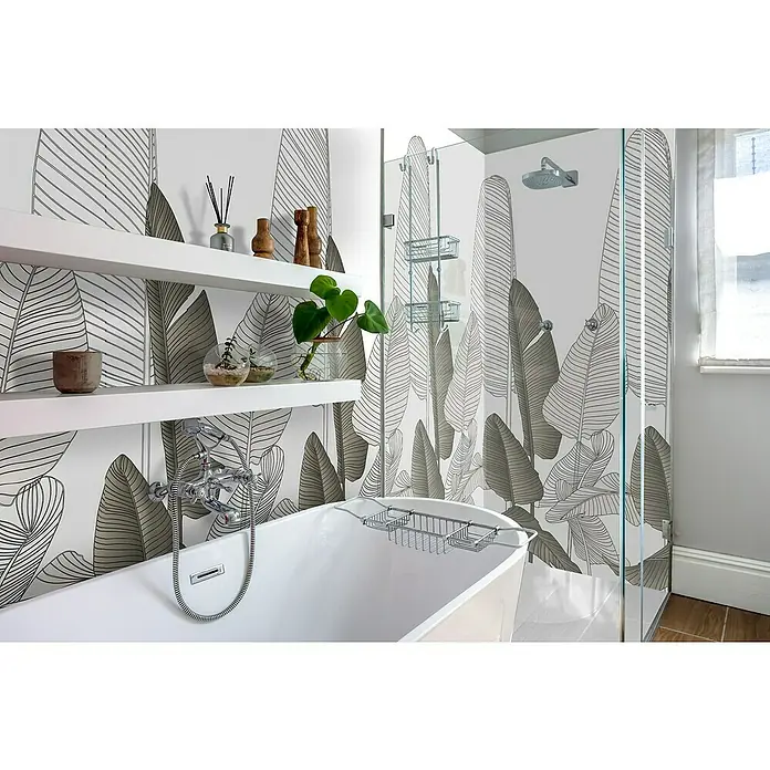 Bariperfil Revestimiento de pared de PVC Palms - 260 x 33,3 cm, Beige Palm - Un baño con estantes blancos en una pared con estampado de hojas tropicales, una bañera con accesorios y una cabina de ducha de vidrio.