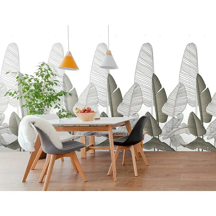 Bariperfil Revestimiento de pared de PVC Palms - 260 x 33,3 cm, Beige Palm - Un comedor con una mesa, sillas y una planta en maceta frente a un papel tapiz con diseño de hojas de plátano, iluminado por lámparas colgantes.