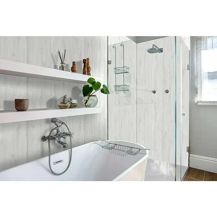 Bariperfil Revestimiento de pared de PVC Roble Nieve - 260 x 33,3 cm, Roble Nieve - Elegante baño con bañera exenta, estanterías blancas y una moderna cabina de ducha con paneles efecto madera.