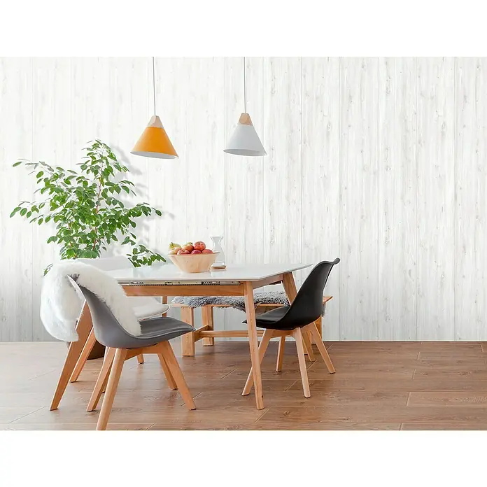 Bariperfil Revestimiento de pared de PVC Roble Nieve - 260 x 33,3 cm, Roble Nieve - Comedor con mesa, sillas y planta frente a una pared de madera blanca. Dos lámparas colgantes crean ambiente.