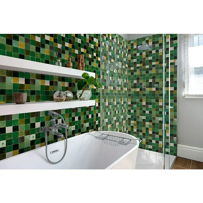 Bariperfil Revestimiento de pared de PVC Lime - 260 x 33,3 cm, Verde - Un baño con una bañera exenta debajo de dos estantes adornados con plantas y decoración, frente a una pared de mosaico verde.