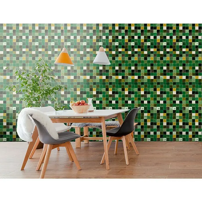 Bariperfil Revestimiento de pared de PVC Lime - 260 x 33,3 cm, Verde - Un comedor con una mesa blanca, sillas grises y negras, y una pared decorada con un diseño de azulejos verdes y amarillos.
