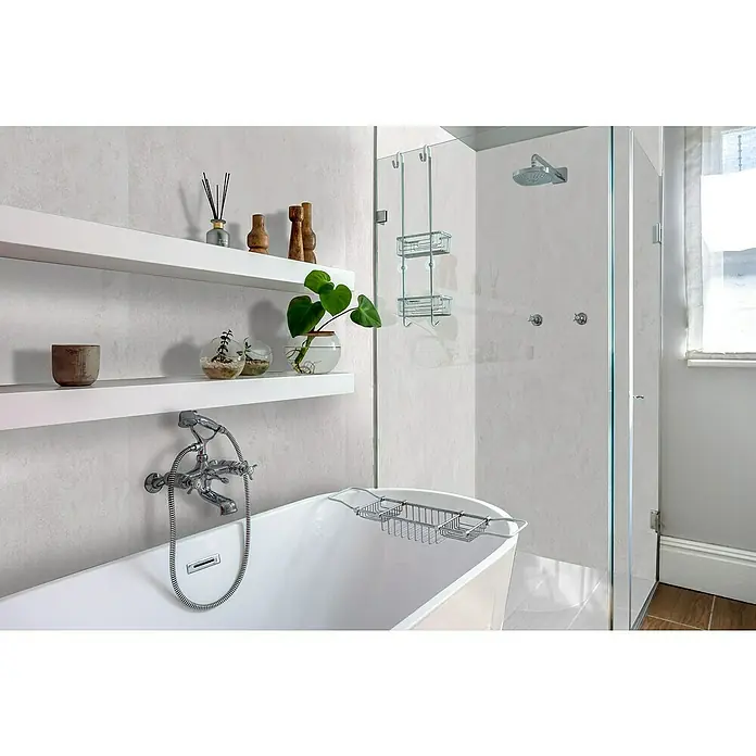 Bariperfil Revestimiento de pared de PVC Soft Concrete - 260 x 33,3 cm, Concrete - Interior de bañera con accesorios cromados y cestas de almacenamiento. El diseño incluye dos estantes para decoración y una cabina de ducha de vidrio.
