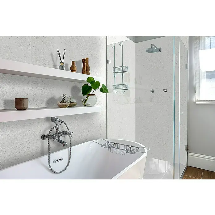 Bariperfil Revestimiento de pared de PVC Grezzo - 260 x 33,3 cm, Grezzo Blanco - Elegante baño con bañera exenta, estanterías con estilo y una moderna cabina de ducha, prometiendo una lujosa experiencia de baño.