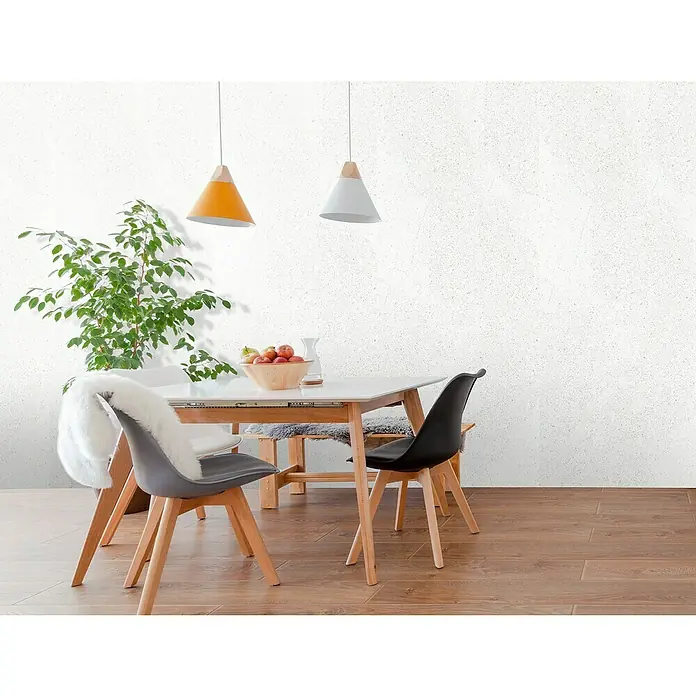 Bariperfil Revestimiento de pared de PVC Grezzo - 260 x 33,3 cm, Grezzo Blanco - Escena de comedor luminosa con mesa, sillas, frutero y dos lámparas colgantes modernas en amarillo y blanco. Una planta añade un toque fresco.