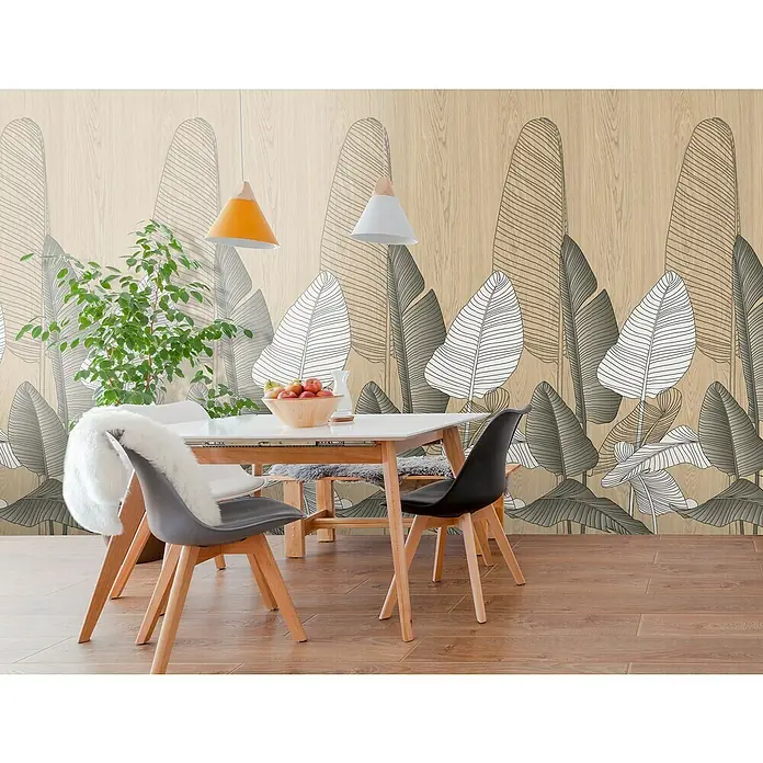 Bariperfil Revestimiento de pared de PVC Wood Palms - 260 x 33,3 cm, Marrón/Verde - Comedor con mesa de comedor, sillas y plantas frente a una pared con estampado de hojas. Lámparas modernas cuelgan sobre la mesa.