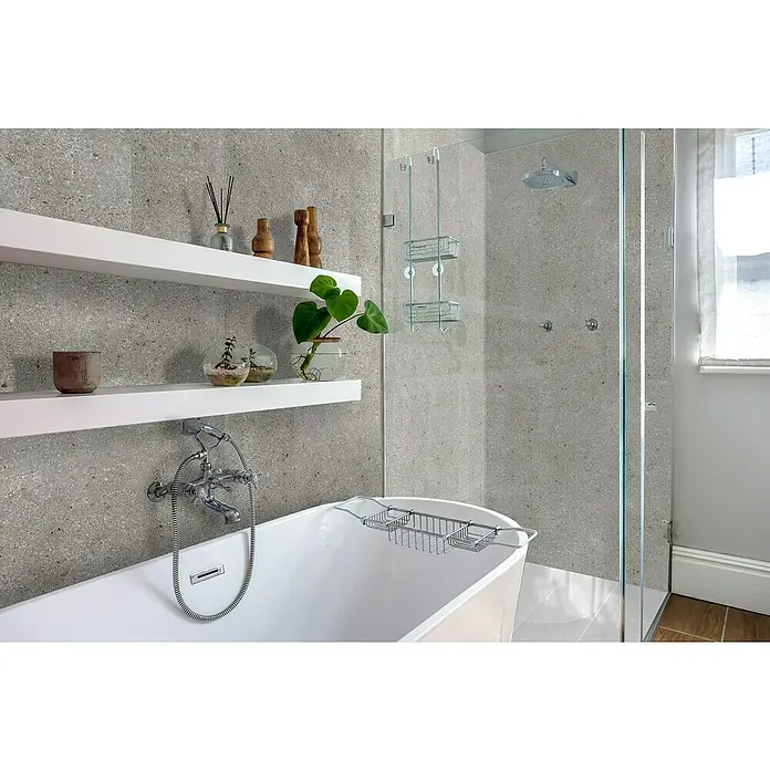 Bariperfil Revestimiento de pared de PVC Grezzo - 260 x 33,3 cm, Gris - Elegante baño con bañera exenta y estanterías de estilo, acentuado por una moderna cabina de ducha y una decoración sutil.