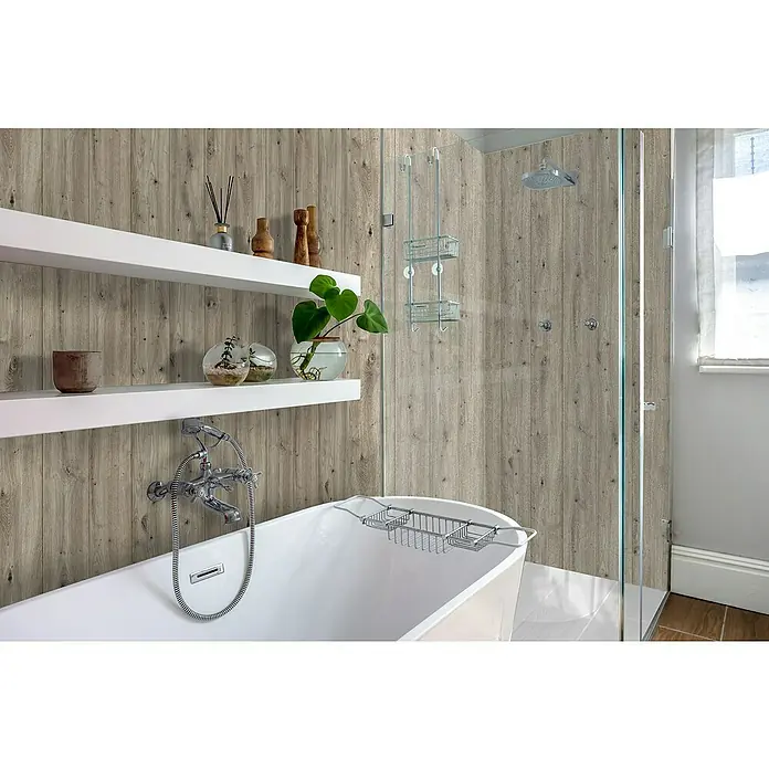 Bariperfil Revestimiento de pared de PVC Roble Rústico - 260 x 33,3 cm, Roble Rústico - Un baño elegante con bañera independiente, estantes blancos y cabina de ducha moderna, creando un ambiente relajante.