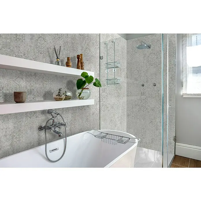 Bariperfil Revestimiento de pared de PVC Essence - 260 x 33,3 cm, Essence - Baño con bañera exenta, estantes blancos, mampara de ducha de cristal y paneles de pared estampados en gris.