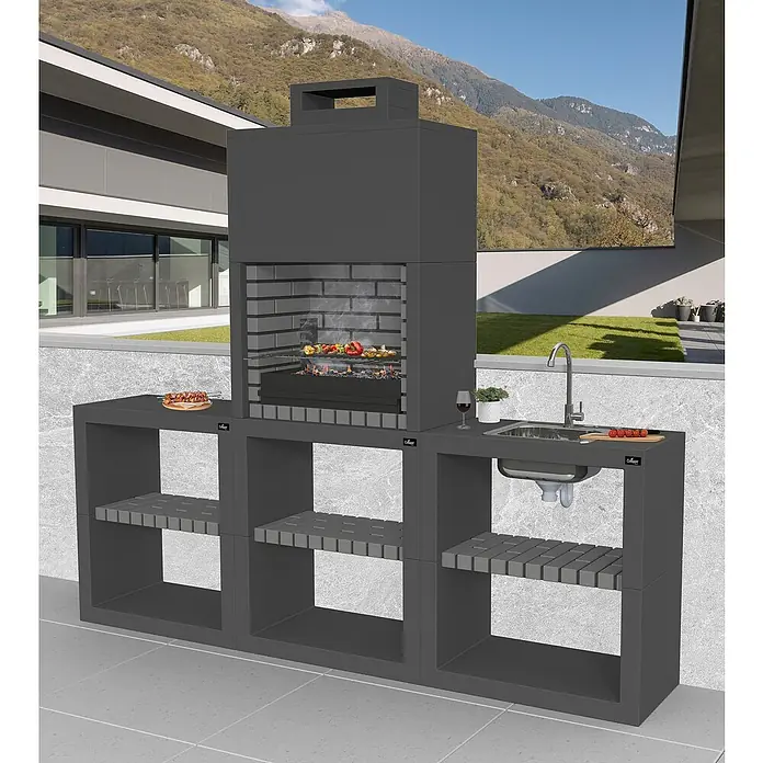 Collippo Maia Barbacoa de obra - An x Pr x Al: 77,5 x 43,5 x 205 cm, Superficie parrilla: 58 x 34 cm, Negro - La imagen muestra una parrilla moderna para exteriores con fregadero y estantes de almacenamiento, con un fondo de montaña. La parrilla es gris y elegante.
