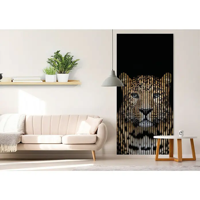 Akustikpaneel - L x B x H: 2.400 x 1.133 x 19 mm, Schwarz/Braun, Leo 1 - Ein modernes Wohnzimmer mit einem beigen Sofa und einem Wandbild mit einem Leopardenmotiv. Die Lampe hängt über dem Raum und sorgt für Ambiente.