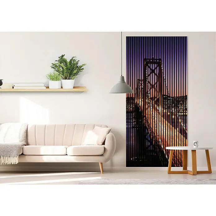 Akustikpaneel - L x B x H: 2.400 x 1.133 x 19 mm, Violett/Gelb, San Francisco 01 - Die Wanddekoration zeigt eine Brücke in stilvoller Streifenoptik, die dem Raum einen modernen Touch verleiht. Perfekt für ein urbanes Wohnambiente.