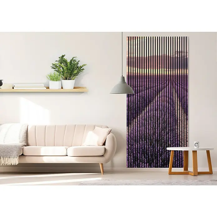 Akustikpaneel - L x B x H: 2.400 x 1.133 x 19 mm, Violett/Gelb, Lavendel 01 - Ein stilvolles Wohnzimmer mit einem beigen Sofa und einem dekorativen Wandpaneel mit einem Lavendel-Motiv. Das Paneel verleiht dem Raum eine moderne Note.