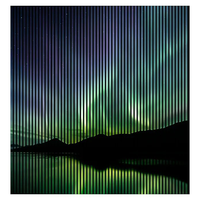 Akustikpaneel - L x B x H: 2.400 x 2.253 x 19 mm, Violett/Grün/Schwarz, Aurora 01 - Nordlichter über Bergen und See mit vertikalen schwarzen Streifen. Einzigartige und moderne Kunst, die das Naturphänomen hervorhebt.