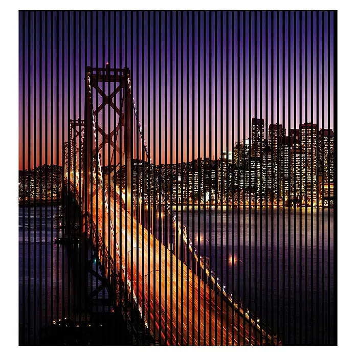 Akustikpaneel - L x B x H: 2.400 x 2.253 x 19 mm, Violett/Schwarz, San Francisco 01 - San Francisco-Oakland Bay Bridge bei Nacht, eingefangen durch vertikale Linien. Ein faszinierendes Spiel aus Licht und Perspektive, das die Skyline betont.