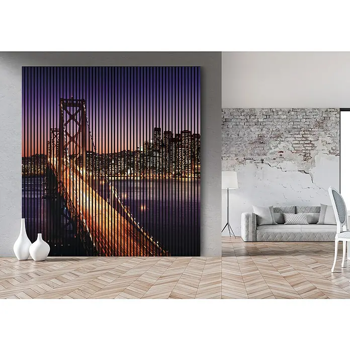Akustikpaneel - L x B x H: 2.400 x 2.253 x 19 mm, Violett/Schwarz, San Francisco 01 - Eine Nahaufnahme eines Wandbildes der Bay Bridge bei Nacht, vertikal gestreift, in einem modernen Wohnraum.