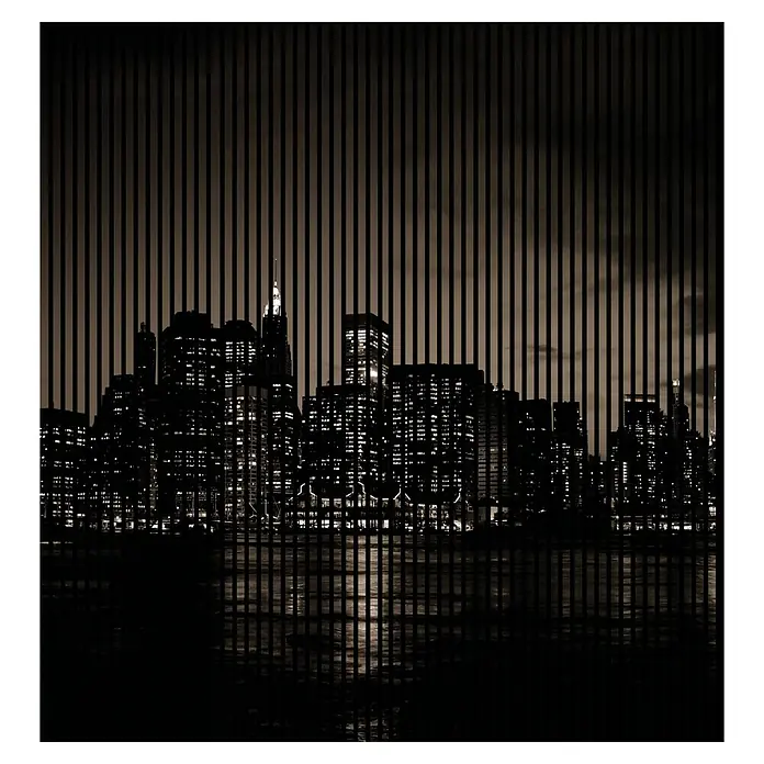 Akustikpaneel - L x B x H: 2.400 x 2.253 x 19 mm, Schwarz/Grau, New York 02 - Skyline von New York bei Nacht, hinter vertikalen Linien. Das dunkle Bild zeigt die Stadt und ihre Reflexion im Wasser, durch ein Gittermuster.