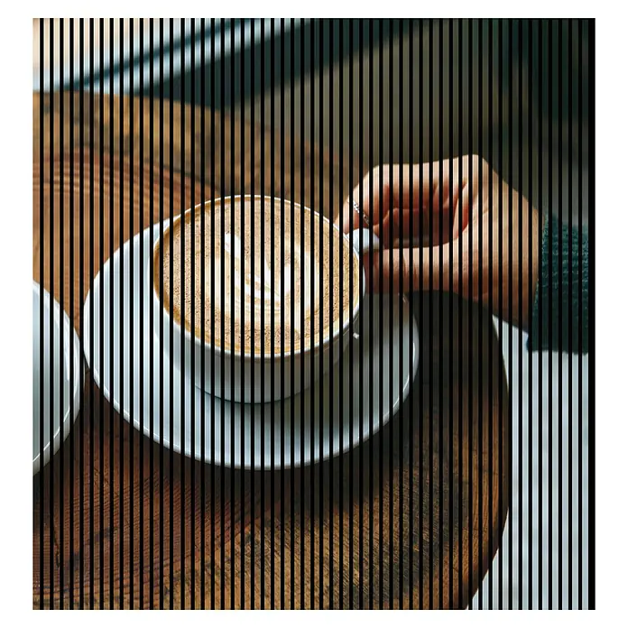 Akustikpaneel - L x B x H: 2.400 x 2.253 x 19 mm, Braun/Weiß, Kaffee 01 - Eine Nahaufnahme einer Tasse Cappuccino mit Milchschaum auf einem Holztisch, die von einer Hand gehalten wird.