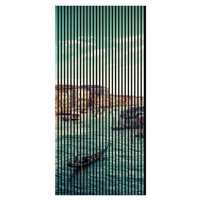 Akustikpaneel - L x B x H: 2.400 x 1.133 x 19 mm, Grün/Braun, Venedig 01 - Venedig-Ansicht mit einer Gondel im Vordergrund, durchzogen von schwarzen vertikalen Streifen, die einen einzigartigen visuellen Effekt erzeugen.