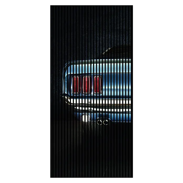 Akustikpaneel - L x B x H: 2.400 x 1.133 x 19 mm, Schwarz/Blau, Auto 02 - Nahaufnahme des Hecks eines klassischen blauen Ford Mustang mit markanten Rückleuchten, verdeckt durch dunkle, vertikale Streifen.