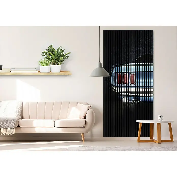 Akustikpaneel - L x B x H: 2.400 x 1.133 x 19 mm, Schwarz/Blau, Auto 02 - Ein stilvolles Interieur mit einem beigen Sofa, Pflanzen auf einem Regal und einem auffälligen Wandbild eines Autos.