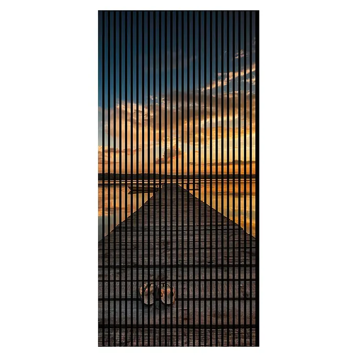Akustikpaneel - L x B x H: 2.400 x 1.133 x 19 mm, Schwarz/Blau/Gelb, See 02 - Pier bei Sonnenuntergang mit Sandalen. Ein langer Steg führt ins Wasser, durch schwarze vertikale Linien hindurch, mit Sandalen im Vordergrund.