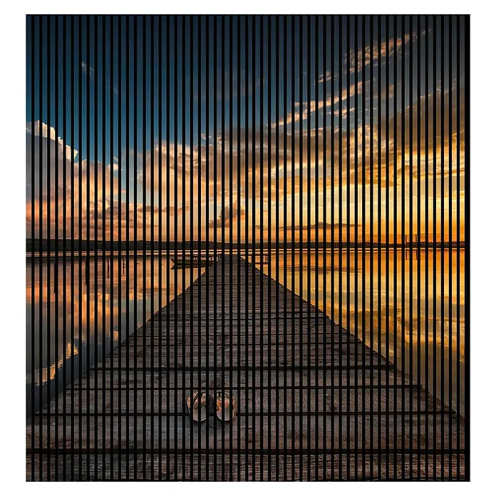 Akustikpaneel - L x B x H: 2.400 x 2.253 x 19 mm, Blau/Gelb/Braun, See 02 - Sonnenuntergang über einem See mit einem Steg und Flip-Flops, die durch ein lineares Muster verdeckt werden. Warme Farbtöne und Reflexionen.