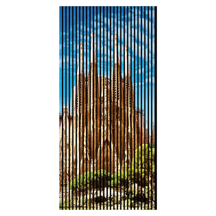 Akustikpaneel - L x B x H: 2.400 x 1.133 x 19 mm, Blau/Braun, Barcelona 01 - Die Sagrada Familia in Barcelona, künstlerisch durch vertikale Linien unterbrochen, zeigt die beeindruckende Architektur und das Himmelsbild.
