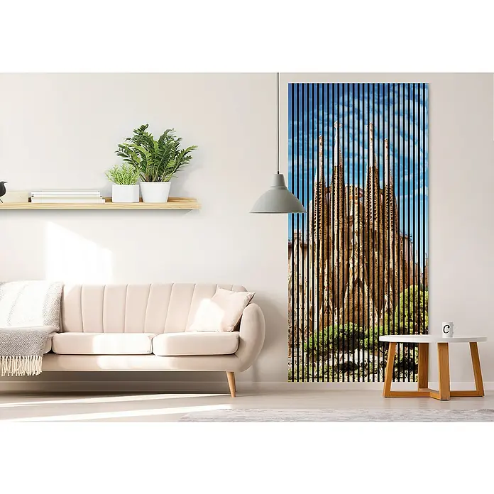 Akustikpaneel - L x B x H: 2.400 x 1.133 x 19 mm, Blau/Braun, Barcelona 01 - Modernes Wohnzimmer mit einem vertikal gestreiften Sagrada Familia-Leinwandbild, das einen Hauch von architektonischer Kunst verleiht.