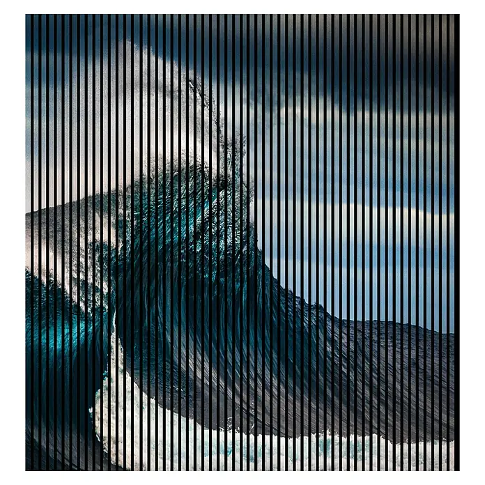 Akustikpaneel - L x B x H: 2.400 x 2.253 x 19 mm, Blau/Weiß, Wave 01 - Vertikale Linien verdecken eine hohe, sich brechende Welle unter einem bewölkten Himmel und erzeugen einen grafischen Effekt.