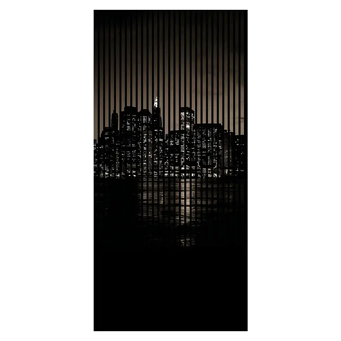 Akustikpaneel - L x B x H: 2.400 x 1.133 x 19 mm, Schwarz, New York 02 - Blick auf die Skyline von New York City durch dunkle, vertikale Streifen. Nachtaufnahme mit glitzernden Lichtern und Wasserreflexionen.