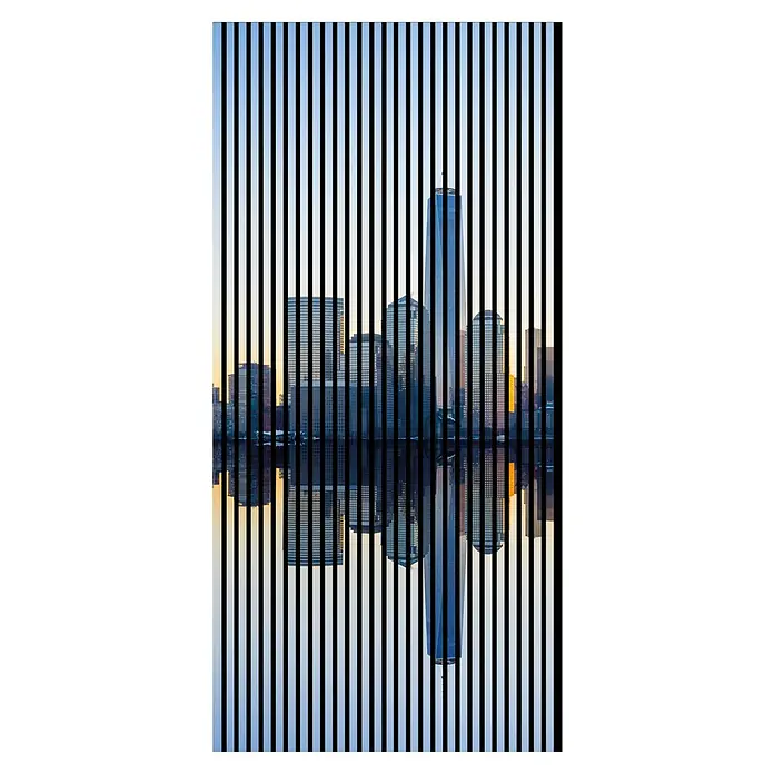 Akustikpaneel - L x B x H: 2.400 x 1.133 x 19 mm, Blau/Grau, New York 01 - Die Skyline von New York spiegelt sich im Wasser, unterbrochen von schwarzen, vertikalen Streifen, die ein einzigartiges visuelles Muster erzeugen.