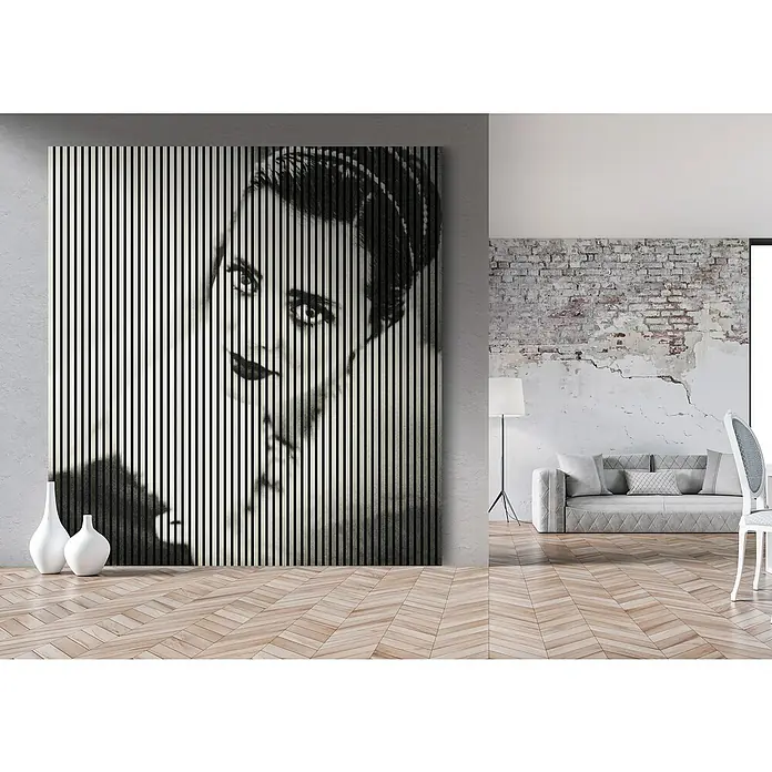 Akustikpaneel - L x B x H: 2.400 x 2.253 x 19 mm, Schwarz/Weiß, Swing 01 - Stilvolles Interieur mit einem vertikal gestreiften Wandbild, das das Porträt einer Frau zeigt, ergänzt durch moderne Möbel und Holzböden.