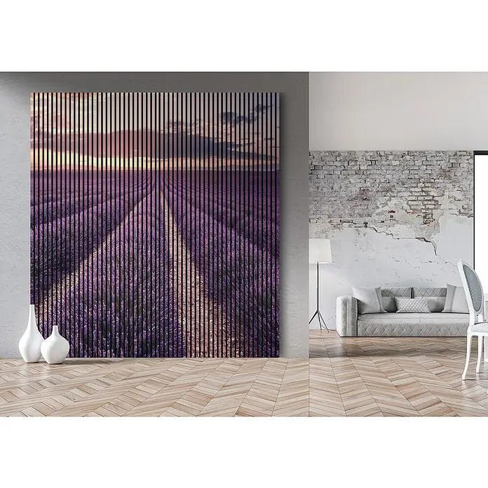 Akustikpaneel - L x B x H: 2.400 x 2.253 x 19 mm, Violett/Gelb, Lavendel 01 - Ein vertikales Wandpaneel mit einem Lavendelfeld bei Sonnenuntergang, das durch schlanke, dunkle Streifen eine moderne Optik erhält und als Akzent in einem stilvollen Raum dient.