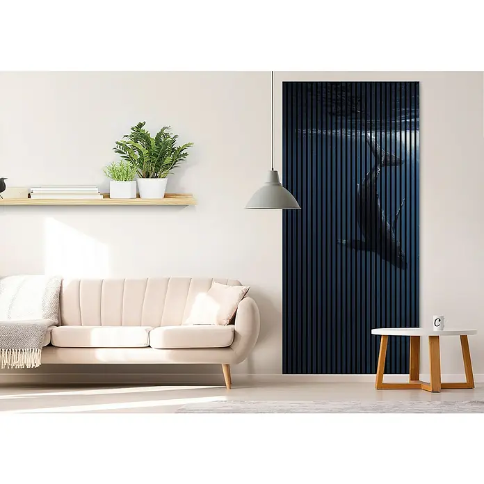 Akustikpaneel - L x B x H: 2.400 x 1.133 x 19 mm, Blau/Grau, Wal 01 - Wohnzimmer mit beigem Sofa, Wandregal mit Pflanzen und blauer Lamellenwand mit Unterwassermotiv, die dem Raum eine moderne Note verleiht.