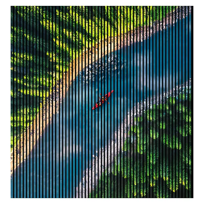 Akustikpaneel - L x B x H: 2.400 x 2.253 x 19 mm, Blau/Grün, Fluss 01 - Paddelboot auf einem Fluss, umgeben von Bäumen, mit schwarzen vertikalen Streifen für einen einzigartigen Effekt.