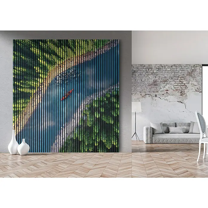 Akustikpaneel - L x B x H: 2.400 x 2.253 x 19 mm, Blau/Grün, Fluss 01 - Ein dekoratives Wandbild mit einem vertikal gestreiften Design, das eine malerische Flusslandschaft mit einem Kajak zeigt, perfekt für moderne Innenräume.