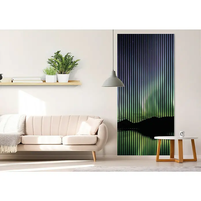 Akustikpaneel - L x B x H: 2.400 x 1.133 x 19 mm, Violett/Schwarz/Grün, Aurora 01 - Vertikale Wandkunst mit einem faszinierenden Polarlichter-Design, das jedem Raum einen modernen und künstlerischen Touch verleiht.