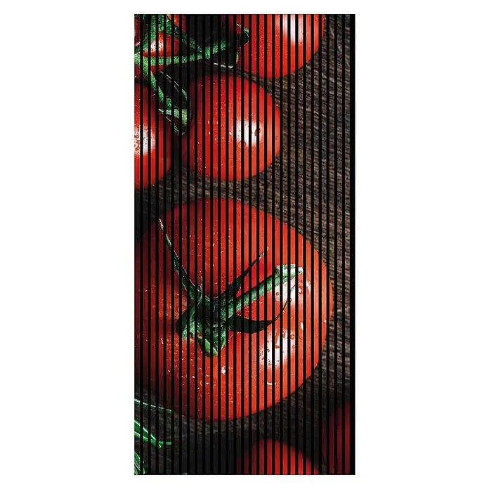 Akustikpaneel - L x B x H: 2.400 x 1.133 x 19 mm, Schwarz/Rot, Tomaten 01 - Nahaufnahme von frischen, roten Tomaten auf Holzgrund mit schwarzen Streifen. Die Tomaten wirken saftig und appetitlich.