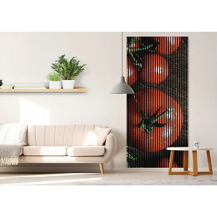 Akustikpaneel - L x B x H: 2.400 x 1.133 x 19 mm, Schwarz/Rot, Tomaten 01 - Nahaufnahme eines modernen Wohnzimmers mit einem stilvollen Wandbild aus Holzlatten mit einem Tomatenmotiv.